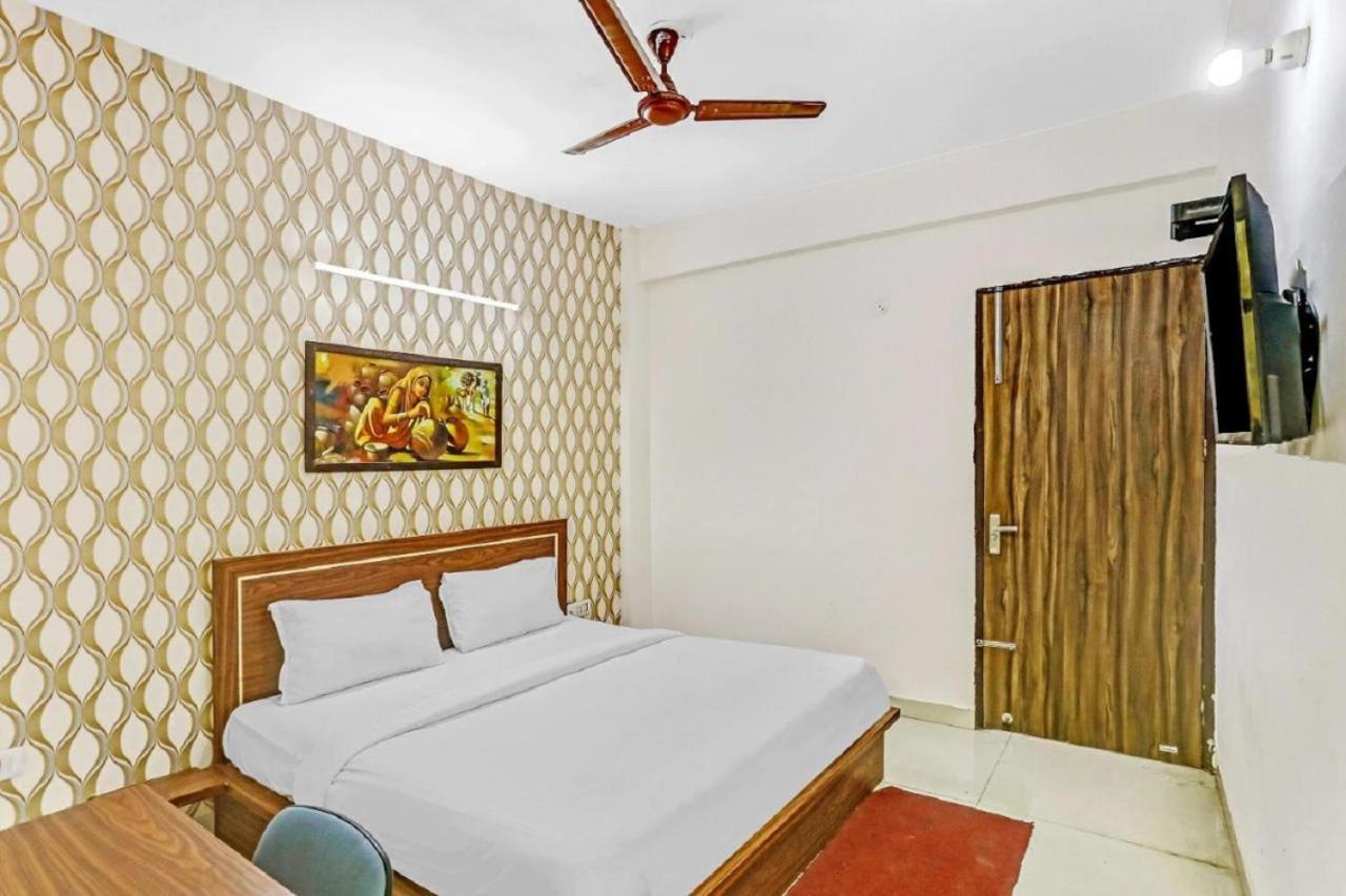 Hotel Noida Continental At Noida City Center Exteriör bild