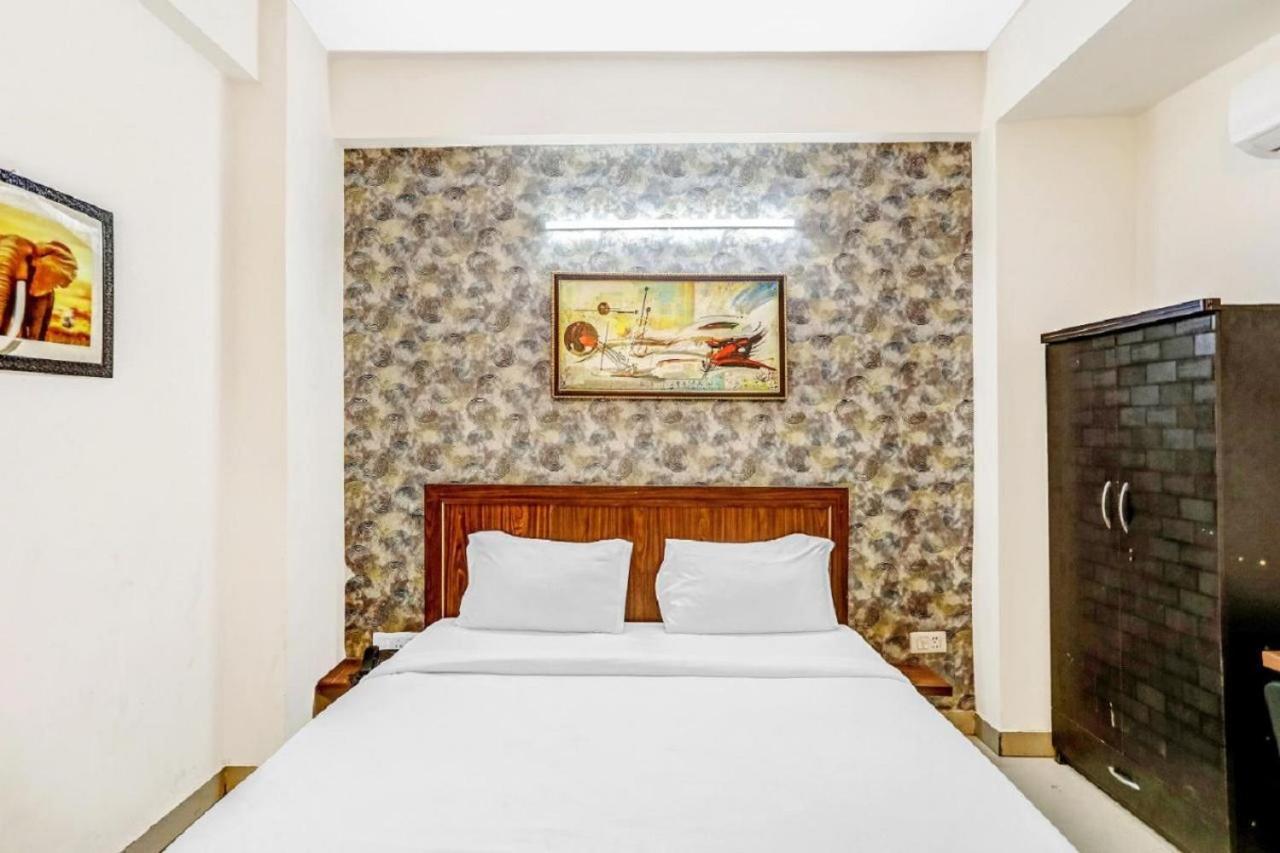 Hotel Noida Continental At Noida City Center Exteriör bild