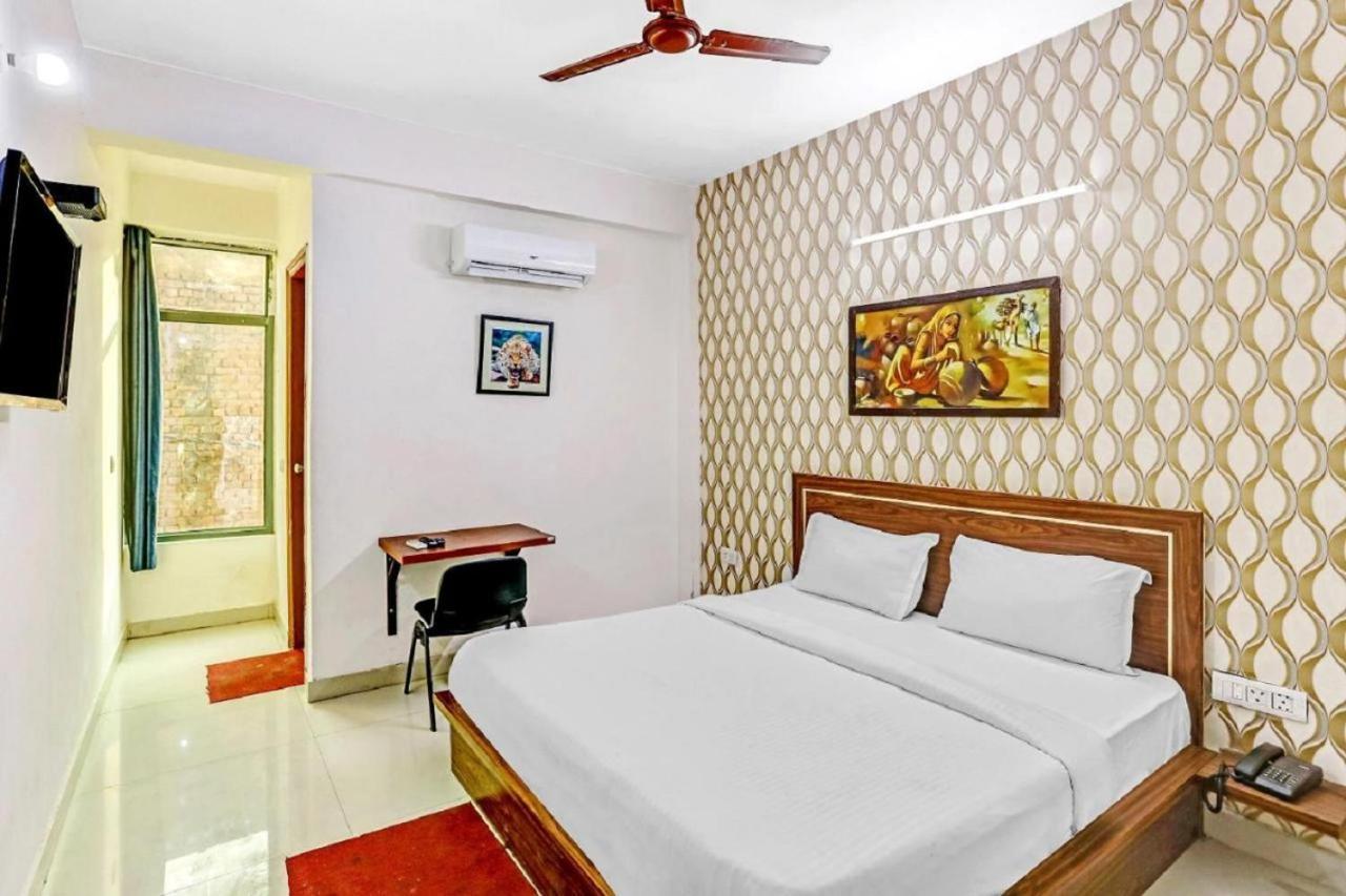 Hotel Noida Continental At Noida City Center Exteriör bild