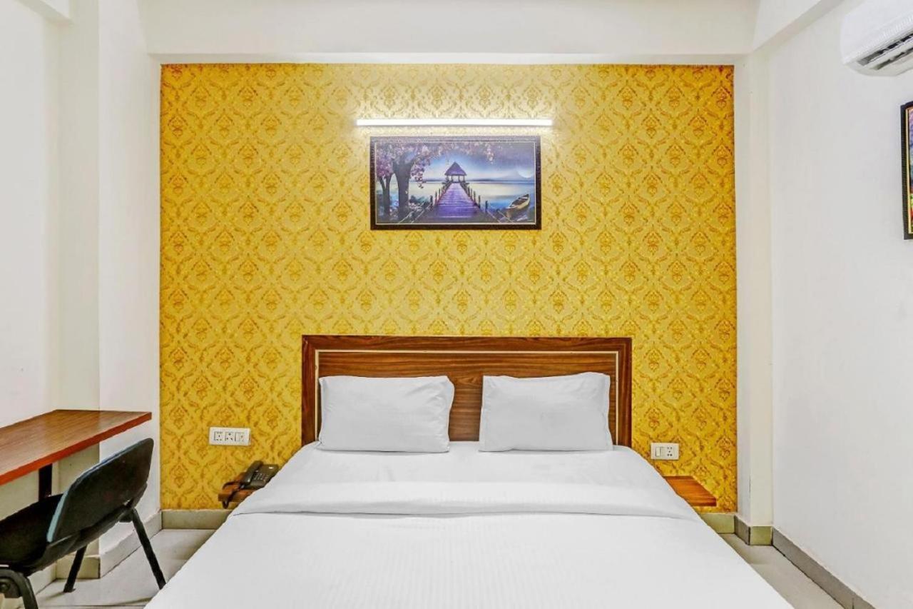 Hotel Noida Continental At Noida City Center Exteriör bild