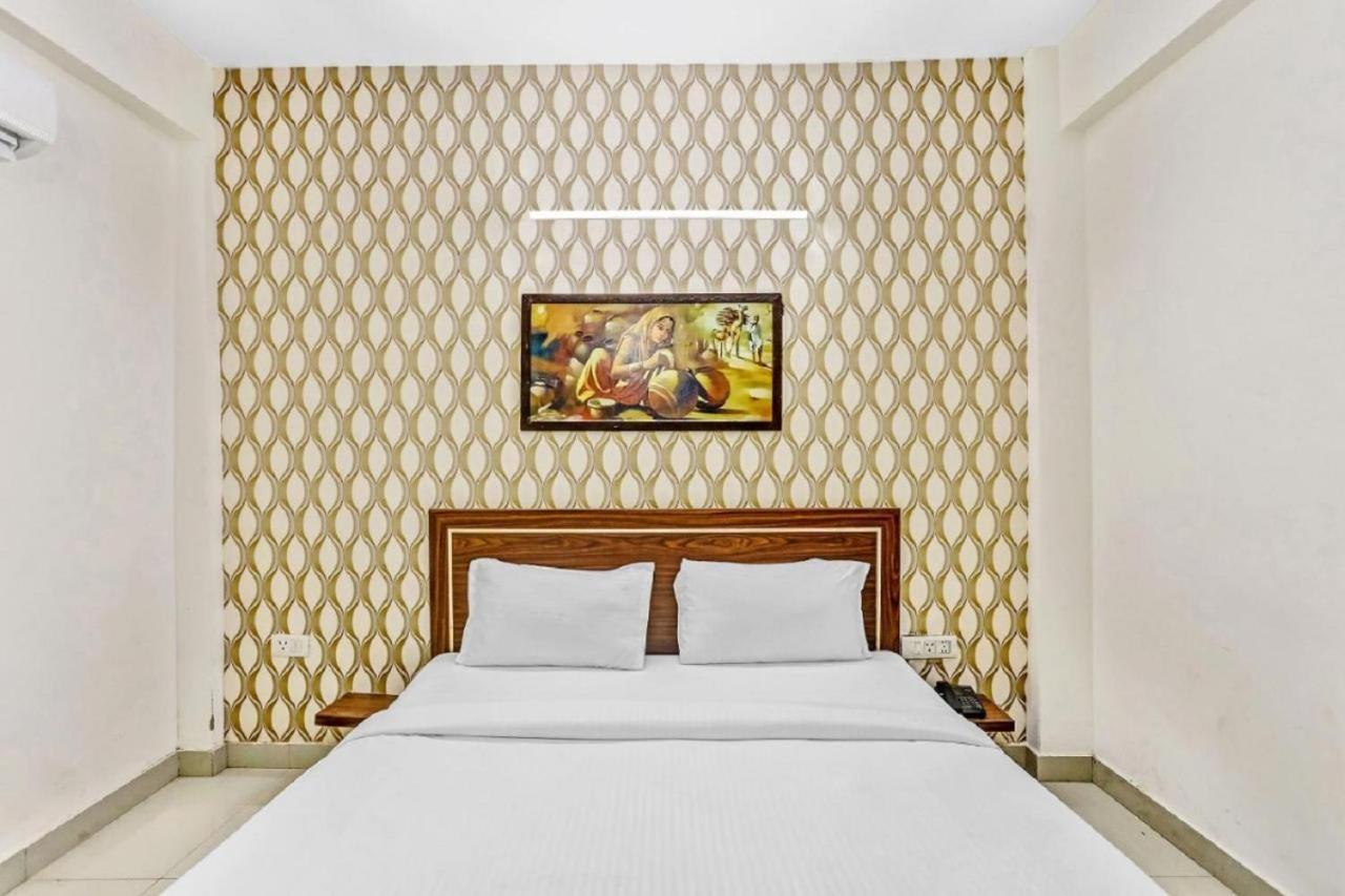 Hotel Noida Continental At Noida City Center Exteriör bild