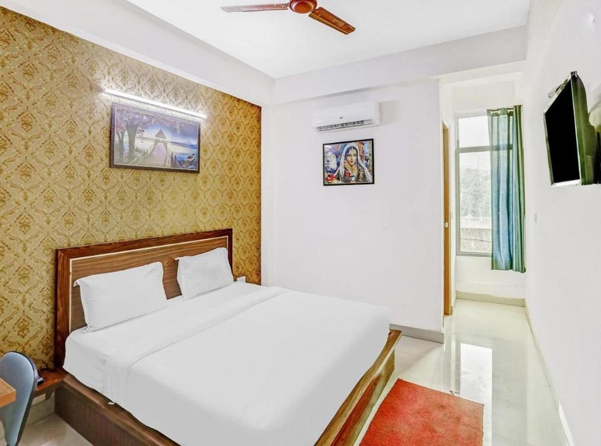 Hotel Noida Continental At Noida City Center Exteriör bild