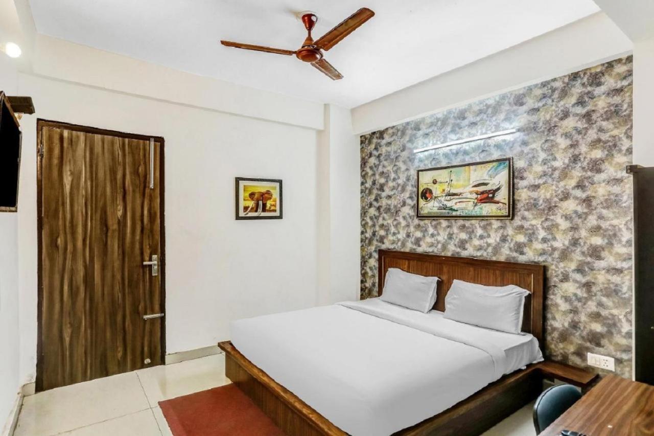 Hotel Noida Continental At Noida City Center Exteriör bild