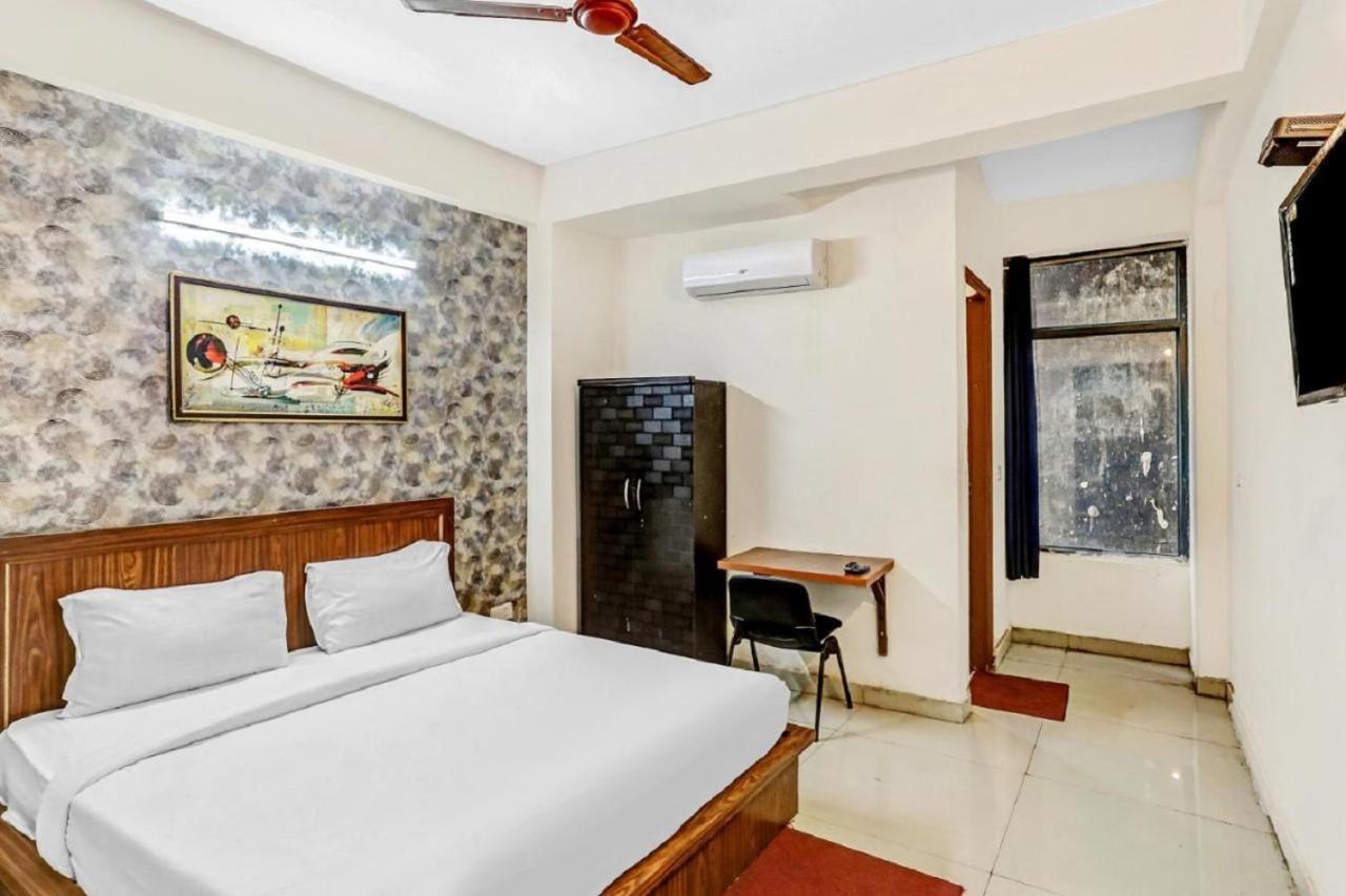 Hotel Noida Continental At Noida City Center Exteriör bild