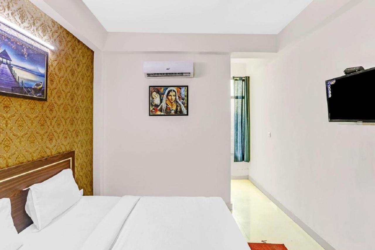 Hotel Noida Continental At Noida City Center Exteriör bild