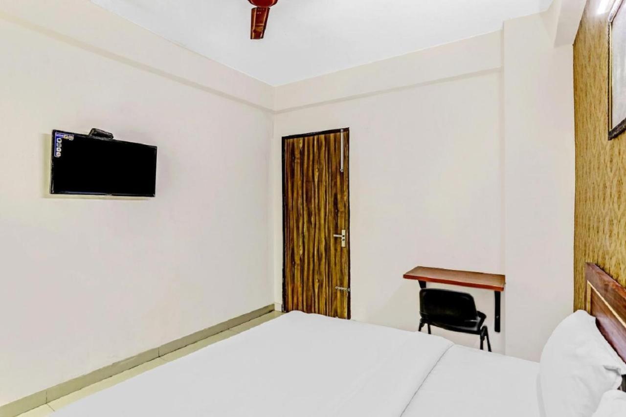 Hotel Noida Continental At Noida City Center Exteriör bild